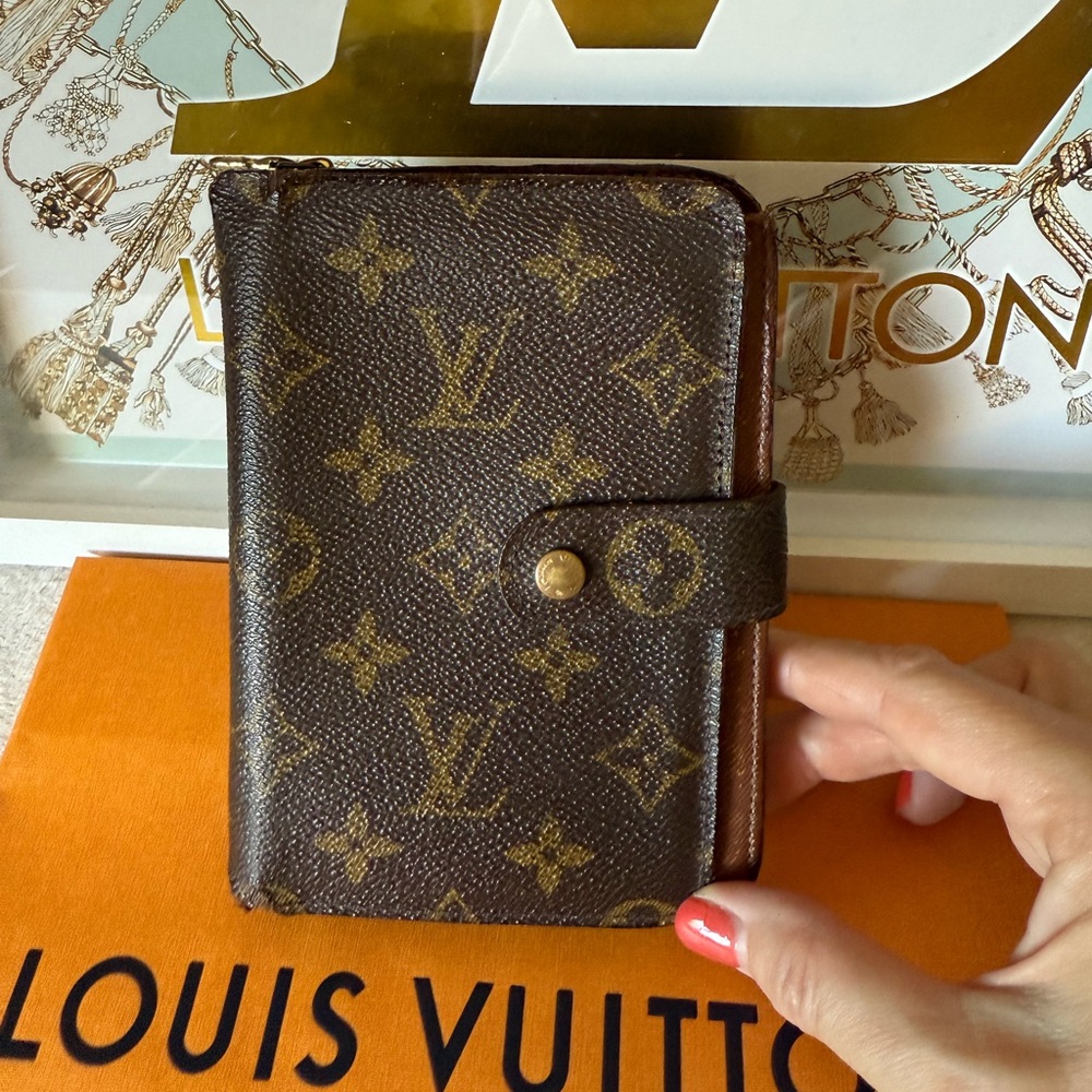 Louis Vuitton Vintage Monogram Zippy Wallet - Picture 10 of 16
